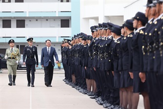 政务司司长陈国基（左三）今日（十二月八日）在香港海关学员结业会操检阅结业学员。