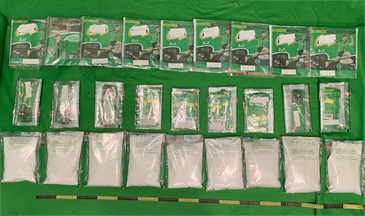香港海關昨日（十二月九日）在香港國際機場偵破兩宗分別涉及體內藏毒和行李藏毒的販毒案件，檢獲約5.75公斤懷疑可卡因，估計市值共約六百三十萬元。圖示第二宗案件中檢獲的懷疑可卡因及用作收藏毒品的飲品沖劑包裝。