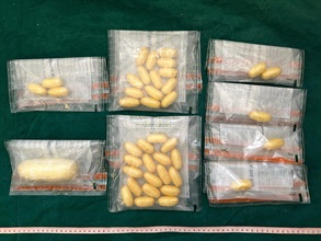 Hong Kong Customs yesterday (December 9) detected two drug trafficking cases involving internal concealment and baggage concealment respectively at Hong Kong International Airport. About 5.75 kilograms of suspected cocaine were seized with a total estimated market value of about $6.3 million. Photo shows the suspected cocaine seized in the first case.
