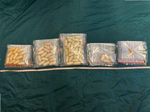 香港海关昨日（十二月十日）在香港国际机场侦破一宗涉及一名入境旅客的贩运危险药物案件，检获约1.1公斤怀疑可卡因，估计市值约一百二十万元。图示检获的怀疑可卡因。