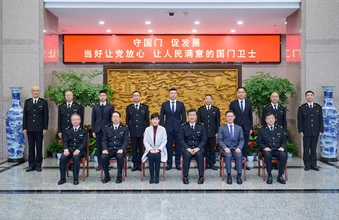The Commissioner of Customs and Excise, Ms Louise Ho, met with the Director General in the Hangzhou Customs District, Mr Wang Wei, on December 10. Photo shows Ms Ho (front row, third left); Mr Wang (front row, third right); the Assistant Commissioner (Excise and Strategic Support), Mr Rudy Hui (front row, second right); members of the Hong Kong Customs delegation and officers of the Hangzhou Customs District.