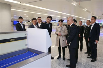 The Commissioner of Customs and Excise, Ms Louise Ho (first row, second right), and the Assistant Commissioner (Excise and Strategic Support), Mr Rudy Hui (first row, first left), accompanied by the Director General in the Hangzhou Customs District, Mr Wang Wei (first row, second left), visited the Smart Customs facilities of Xiaoshan Airport Customs House of the Hangzhou Customs District on December 10 to learn more about the Smart Customs Cyber System for Asian Games.