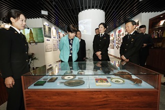 海关关长何珮珊（左二）今日（十二月十三日）与上海海关关长高融昆（右一）会面，以了解上海海关的发展史。