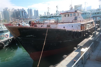 香港海關昨日（十二月十四日）在香港南面水域進行反走私行動，偵破一宗涉嫌利用漁船走私的案件，檢獲約四千四百公斤懷疑走私龍蝦，估計市值約一百三十萬元。圖示涉案的漁船。