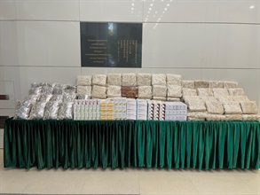 Hong Kong Customs yesterday (December 20) detected a suspected smuggling case involving a cross-boundary coach at the Shenzhen Bay Control Point and seized a batch of suspected smuggled goods including about 150 kilograms of bird's nests and 710 boxes of suspected pharmaceutical products with a total estimated market value of about $7.8 million. Photo shows the smuggled bird's nests and the suspected pharmaceutical products seized.