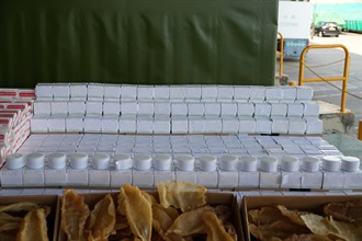 Hong Kong Customs on December 27 last year detected a suspected case of using an ocean-going vessel to smuggle goods to Vietnam at the Kwai Chung Customhouse Cargo Examination Compound. A batch of suspected smuggled goods, including fish maws, suspected scheduled shark fins, pharmaceutical products and skincare products with a total estimated market value of about $6 million, was seized. Photo shows some of the suspected smuggled skincare products seized.