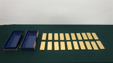 Hong Kong Customs yesterday (January 8) seized 20 gold slabs weighing about 20 kilograms in total, with an estimated market value of about $10 million, at the Hong Kong-Zhuhai-Macao Bridge Control Point. Photo shows the suspected smuggled gold slabs seized.