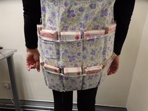 香港海关昨日（一月九日）在落马洲支线管制站侦破一宗入境旅客运送未经申报外币现钞的案件，涉款折算约三十三万港元，并拘捕一名本地女子。图示被捕女子身穿的特别缝制背心藏有该批未经申报的外币现钞。