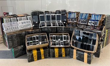 香港海关今日（一月十六日）在元朗进行反走私行动，侦破一宗涉嫌利用快艇走私的案件，检获一批怀疑走私货物，包括手提电话、电话零件、平板电脑及中央处理器，估计市值约三百万元。图示检获的怀疑走私货物。