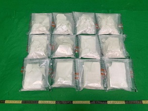 香港海關昨日（一月二十一日）在香港國際機場偵破一宗涉及行李藏毒的販毒案件，檢獲約四點二公斤懷疑海洛英，估計市值共約三百三十萬元。圖示檢獲的懷疑海洛英。
