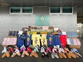 香港海關一月二十日在深圳灣管制站檢獲約九千四百件懷疑冒牌貨物，包括手提電話配件、手表、鞋履、手袋和衣服，估計市值共約一百一十萬元。圖示檢獲的懷疑冒牌貨物。