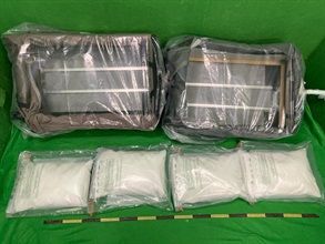 香港海關昨日（二月六日）在香港國際機場檢獲約二十一公斤懷疑氯胺酮，估計市值約一千三百萬元。圖示涉案設有夾層的行李箱與該批檢獲的懷疑氯胺酮。