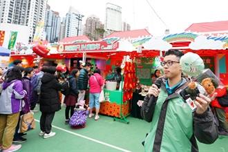 The Customs and Excise Department has set up a Lunar New Year (LNY) fair stall with the theme "Customs’ Festive Dragon Vibe" and organised a charity sale in partnership with the social service organisation, Suicide Prevention Services, at the Victoria Park LNY Fair from February 7 to 9.
