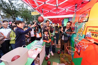 海关关长何珮珊（左一）今日（二月八日）参观「海关缤FUN庆龙年」新春年宵摊位，参与摊位游戏。