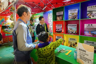 香港海關在二月七日至九日於維多利亞公園年宵市場擺設「海關繽FUN慶龍年」為題的新春年宵攤位，並與社福機構「生命熱線」攜手舉辦年宵慈善義賣。圖示到場參觀和參與攤位遊戲的市民。