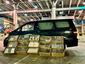 Hong Kong Customs and the Marine Police yesterday (February 20) mounted a joint operation and detected a suspected smuggling case involving a speedboat in Sai Kung. A total of 15 carton boxes of suspected smuggled goods, including tablet computers and skin care products with an estimated value of around $1.6 million, were seized. Photo shows the suspected smuggled goods seized and the private vehicle detained.