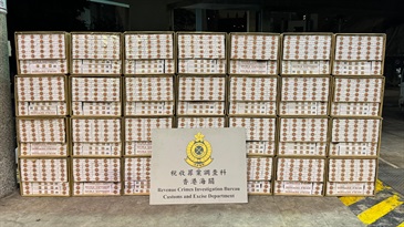 香港海关昨日（二月二十八日）在葵涌捣破一个怀疑私烟贮存仓库，检获约一百三十万支怀疑私烟。图示检获的怀疑私烟。