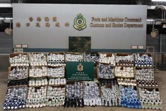 香港海关二月十九日在葵涌货柜码头检获约一万四千件怀疑冒牌货物，估计市值共约二百八十万元。图示部分检获的怀疑冒牌货物。