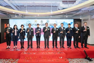 The Secretary for Commerce and Economic Development, Mr Algernon Yau (centre); the Commissioner of Customs and Excise, Ms Louise Ho (fifth left); the Director General of the Macao Customs Service, Mr Vong Man-chong (fifth right); and the Deputy Director General of the Guangdong Sub-Administration of the General Administration of Customs of the People’s Republic of China, Mr Feng Guoqing (fourth left), proposed a toast at the launch ceremony of Guangdong-Hong Kong-Macao Three-Places-One-Lock Scheme held at the DHL Central Asia Hub today (March 8). Joining them are the Executive Director, Commercial, Airport Authority Hong Kong, Ms Cissy Chan (third left); the Director of Customs Liaison Division, Police Liaison Department, Liaison Office of the Central People's Government in the Hong Kong Special Administrative Region, Ms Zhuang Yan (third right); Deputy Secretary for Transport and Logistics Miss Amy Chan (second left); the Acting Assistant Director-General of the Macao Customs Service, Mr Ip Va-chio (second right); the General Manager of DHL Aviation (Hong Kong) Limited, Mr Samuel Lee (first right), and other senior officials of Hong Kong Customs.