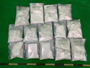 香港海关昨日（三月八日）在香港国际机场侦破一宗行李藏毒的贩毒案件，检获约七公斤怀疑海洛英，估计市值约六百七十万元。图示检获的怀疑海洛英。