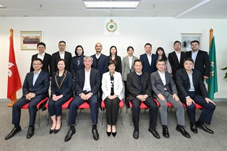 The Commissioner of Customs and Excise, Ms Louise Ho, today (March 13) met the Chief of the Office of Port of Entry and Exit of the Shenzhen Municipal People's Government, Mr Wang Gang, in the Customs Headquarters Building. Photo shows Ms Ho (front row, centre), Mr Wang (front row, third left) and members of the delegation.
