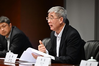 The Commissioner of Customs and Excise, Ms Louise Ho, today (March 13) met the Chief of the Office of Port of Entry and Exit of the Shenzhen Municipal People's Government, Mr Wang Gang, in the Customs Headquarters Building. Photo shows Mr Wang speaking at the meeting.