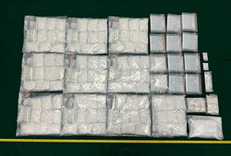 Hong Kong Customs yesterday (March 25) and today (March 26) conducted anti-narcotics operations in Chai Wan and Tai Po and seized a total of about 30.35 kilograms of suspected dangerous drugs, including about 30kg of suspected ketamine and about 350 grams of suspected crack cocaine, with a total estimated market value of about $17 million. Photo shows the suspected ketamine and the suspected crack cocaine seized.