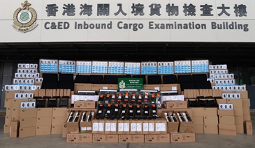 Hong Kong Customs on March 26 mounted an anti-smuggling operation at the Heung Yuen Wai Control Point and detected a suspected smuggling case involving a cross-boundary lorry. About 4 400 pieces of computer mice, about 1 100 pieces of USB-C multiport hubs and about 600 pieces of computer accessories, with a total estimated market value of about $2.8 million, were seized. Photo shows the suspected smuggled goods seized.