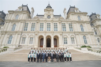 From March 29 to 31, "Customs YES" co-organised the Guangdong Innovation and Technology Exploration Trip with the Greater Bay Area Homeland Youth Community Foundation. Photo shows the Deputy Commissioner (Management and Strategic Development) of Customs and Excise, Mr Chan Tsz-tat (front row, eighth left), taking a group photo with 36 "Customs YES" members in Huawei Town in Songshan Lake, Dongguan.