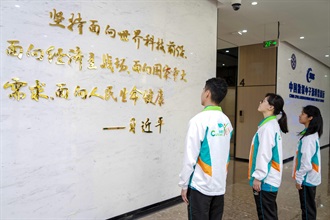 From March 29 to 31, "Customs YES" co-organised the Guangdong Innovation and Technology Exploration Trip with the Greater Bay Area Homeland Youth Community Foundation. Photo shows "Customs YES" members visiting the Guangdong-Hong Kong-Macao Greater Bay Area (Guangdong) Innovation and Entrepreneurship Incubation Base where one-stop entrepreneurial and incubation services are provided for youth.