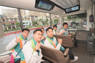 「香港海关青年发展计划」（「Customs YES」）与大湾区共同家园青年公益基金于三月二十九至三十一日合办广东创科探索之旅考察团。图示「Customs YES」团员在广州科学城试乘无人驾驶车。