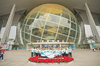 From March 29 to 31, "Customs YES" co-organised the Guangdong Innovation and Technology Exploration Trip with the Greater Bay Area Homeland Youth Community Foundation. Photo shows "Customs YES" members taking a group photo in front of the Guangdong Science Center.