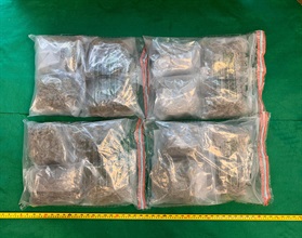 香港海關昨日（四月一日）在香港國際機場偵破一宗行李藏毒的販毒案件，檢獲約八點三二公斤懷疑大麻花，估計市值約一百九十萬元。圖示檢獲的懷疑大麻花。