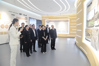 The Commissioner of Customs and Excise, Ms Louise Ho (front row, second right), today (April 9) led a delegation to visit Zhengzhou, Henan Province. Photo shows Ms Ho, accompanied by the Director General in Zhengzhou Customs District, Mr Wang Jun (front row, first right), and the Deputy Director General of the Guangdong Sub-Administration of the General Administration of Customs of the People's Republic of China, Mr Feng Guoqing (front row, second left), visiting Zhengzhou Xinzheng International Airport today to study the latest development of international air cargo logistics.
