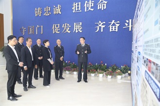The Commissioner of Customs and Excise, Ms Louise Ho (front row, third left), today (April 9) led a delegation to visit Zhengzhou, Henan Province. Photo shows Ms Ho, accompanied by the Director General in Zhengzhou Customs District, Mr Wang Jun (front row, second right), and the Deputy Director General of the Guangdong Sub-Administration of the General Administration of Customs of the People's Republic of China, Mr Feng Guoqing (front row, second left), visiting Zhengzhou Xinzheng International Airport today to study the latest development of international air cargo logistics.