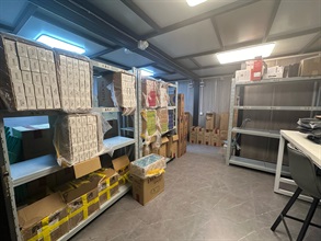 香港海关今日（四月十二日）在屯门进行反私烟行动，捣破一个怀疑私烟贮存仓库，检获共约一百一十万支怀疑私烟，估计市值约五百一十万元，应课税值约三百八十万元。图示涉案的怀疑私烟贮存仓库。