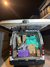 香港海关今日（四月十二日）在屯门进行反私烟行动，捣破一个怀疑私烟贮存仓库，检获共约一百一十万支怀疑私烟，估计市值约五百一十万元，应课税值约三百八十万元。图示案中涉嫌用作储存及分销私烟的客货车。