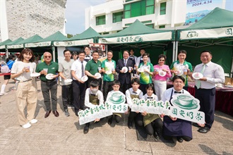 The Chief Secretary for Administration, Mr Chan Kwok-ki (second row, fifth right), and the Commissioner of Customs and Excise, Ms Louise Ho (second row, fourth right), today (April 14) visited the National Security Food Court in Hong Kong Customs College Open Day and took photos with members of the public who got the sweet buns and milk tea that carry the message of safeguarding national security.