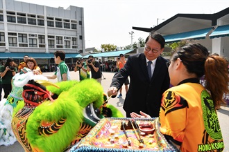 Hong Kong Customs today (April 14) held the Hong Kong Customs College Open Day. Photo shows the Chief Secretary for Administration, Mr Chan Kwok-ki (second right), and the Commissioner of Customs and Excise, Ms Louise Ho (fourth left), taking part in an eye-dotting ceremony to kick off a dragon-lion dance performance.