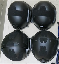 香港海关及警方采取联合行动打击非法进口战略物品活动，于昨日（四月十二日）和今日（四月十三日）在旺角和马鞍山检获一批怀疑未领有有效进口许可证的战略物品，包括一百三十三个防毒面具、一百七十五个过滤器及四个头盔，并拘捕八人。图示检获的头盔。