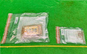 香港海关昨日（四月二十四日）在香港国际机场侦破一宗旅客贩运毒品的案件，检获约一公斤怀疑可卡因及约一克怀疑大麻花，估计市值约一百二十万元。图示检获的怀疑毒品。