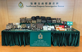 Hong Kong Customs mounted a special operation with the Zhongying Street Administration Bureau of Yantian District, Shenzhen, on Chung Ying Street, Sha Tau Kok, from April 17 until today (April 30) to combat the sale of counterfeit goods and duty-not-paid goods. Photo shows some of the goods seized.