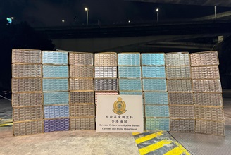 Hong Kong Customs yesterday (April 29) shut down a suspected storage centre for duty-not-paid cigarettes, commonly known as "cheap whites", in Lok Ma Chau and three suspected sales outlets for these cigarettes in Mei Foo, Kwai Chung and Tai Kok Tsui, seizing a total of about 1.03 million suspected duty-not-paid cigarettes with an estimated market value of about $4.6 million and a duty potential of about $3.4 million. Photos shows the suspected duty-not-paid cigarettes seized.