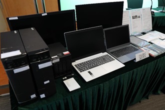 Hong Kong Customs conducted an operation on April 8 to combat the online sale of infringing electronic question banks for primary schools. During the operation, five persons were arrested and a batch of items suspected to be involved in the cases was seized, including over 59 000 electronic files of suspected infringing question banks for primary schools. This is the largest on record among similar cases detected by Customs in terms of the quantity of files being seized. Photo shows some of the seized items suspected to be connected with the cases, including computers, tablet computers, USB flash drives, mobile phones and suspected infringing teaching materials.
