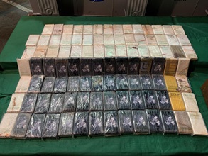 香港海关于上月侦破一宗涉嫌利用大型电力变压器贩运毒品的案件，检获约一百二十公斤怀疑可卡因，估计市值约一亿一千万元。图示检获的怀疑可卡因。