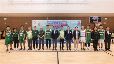 Today (May 31) marks the World No Tobacco Day. The Customs and Excise Department and the Hong Kong Youth Development Alliance jointly organised the "World No Tobacco Day Basketball Carnival" event today to promote the smoke-free lifestyle among youth and students in Hong Kong. Photo shows the Deputy Secretary for Health, Mr Eddie Lee (eighth left); the Deputy Commissioner (Control and Enforcement) of Customs and Excise, Mr Mark Woo (eighth right); the Acting Controller of Regulatory Affairs of the Department of Health, Dr Fung Ying (sixth right); the Chief Honorary Chairman of the Hong Kong Youth Development Alliance, Mr Sam Lau (seventh left); the Vice-Chairman of the Hong Kong Council on Smoking and Health, Dr Johnnie Chan (seventh right); and other attending guests.