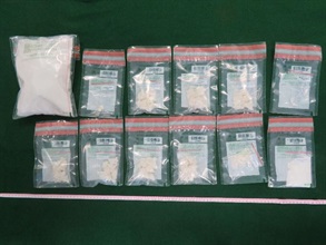 Hong Kong Customs yesterday (April 8) seized about 770 grams of suspected cocaine and about 230g of suspected crack cocaine with an estimated market value of about $1.5 million in Kwai Chung. Photo shows the suspected cocaine and suspected crack cocaine seized.