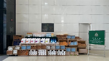 Hong Kong Customs yesterday (April 8) seized a total of 8 805 items of 14 models of suspected law-breaking shower gels, household cleaning detergents and clothing bleach from various premises of a chain retailing group. The product information marked on the packages of the products involved failed to bear Chinese and English bilingual warnings or cautions, suspected to be in contravention of the Consumer Goods Safety Regulation, a subsidiary legislation of the Consumer Goods Safety Ordinance. The estimated market value of the products seized was about $400,000 in total. Photo shows some of the suspected law-breaking products seized.