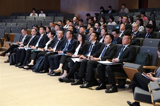 十名香港海关人员今日（七月五日）顺利完成由国家文物局与香港海关合办的「第二届内地与港澳防止文物非法贩运能力建设研修班」。图示学员出席有关内地打击文物走私讲座。