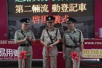 Accompanied by Head of Land Boundary Command, Mr Leung Lun-cheung (left), and Acting Senior Staff Officer (Special Duties), Mr Leung Shung-chi (right), Assistant Commissioner of Customs and Excise (Boundary and Ports), Mr Yu Koon-hing, today (May 17) inaugurated the opening ceremony for the second ROCARS mobile registration centre at the Lok Ma Chau Control Point.